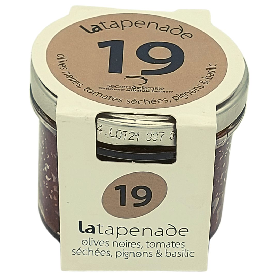 Tapenade von der schwarzen Oliven mit getrockeneter Tomaten, Pinienkerne und Basilikum