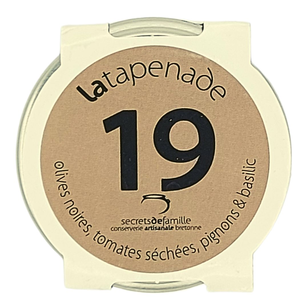 Tapenade von der schwarzen Oliven mit getrockeneter Tomaten, Pinienkerne und Basilikum