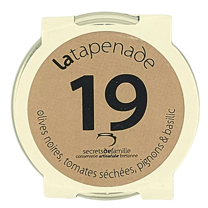 Tapenade von der schwarzen Oliven mit getrockeneter Tomaten, Pinienkerne und Basilikum